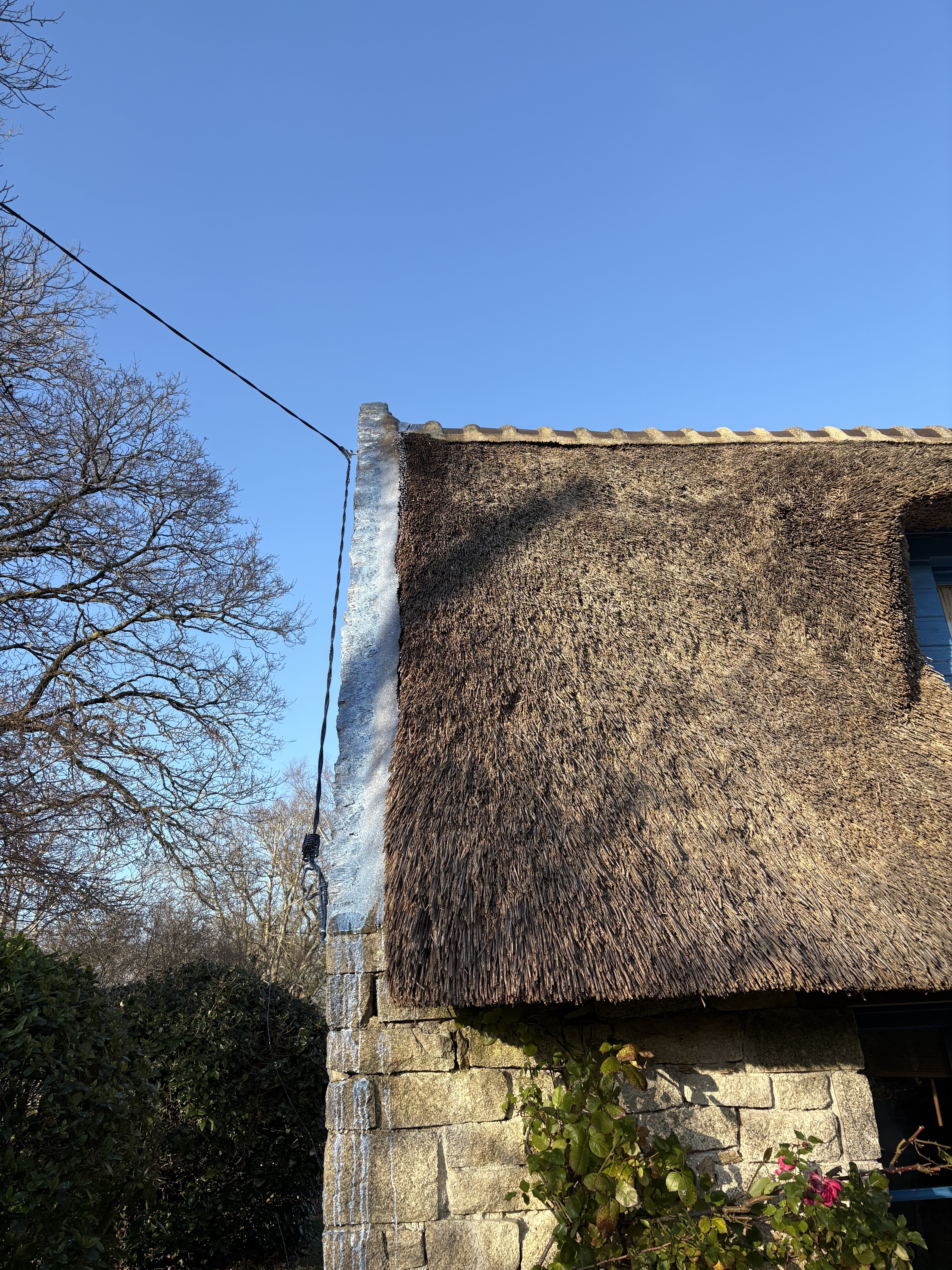 Toiture démoussée et nettoyée par Rénovation Lezongard à Concarneau