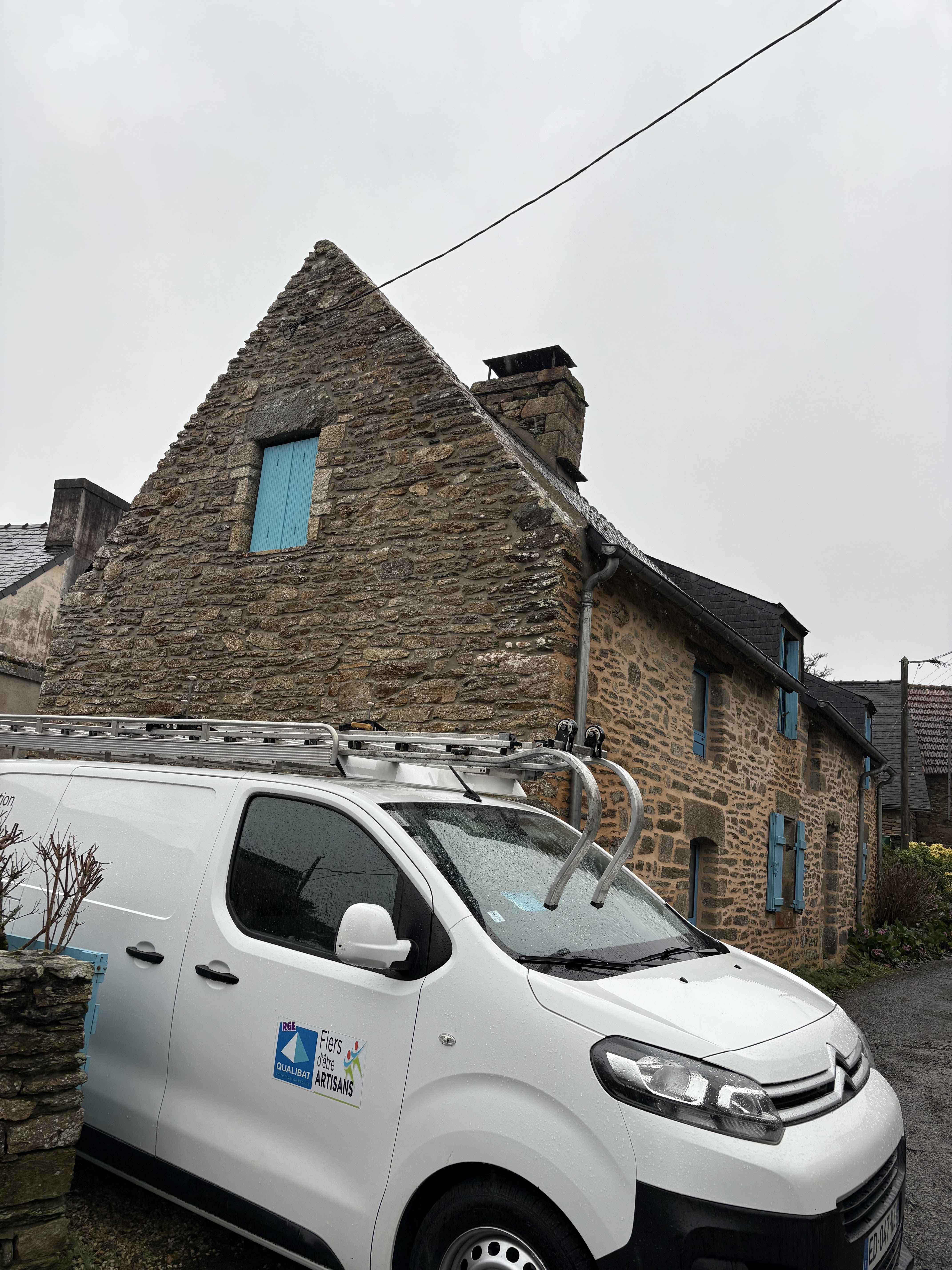 Maison bretonne en pierres avec utilitaire Rénovation Lezongard à Quimper