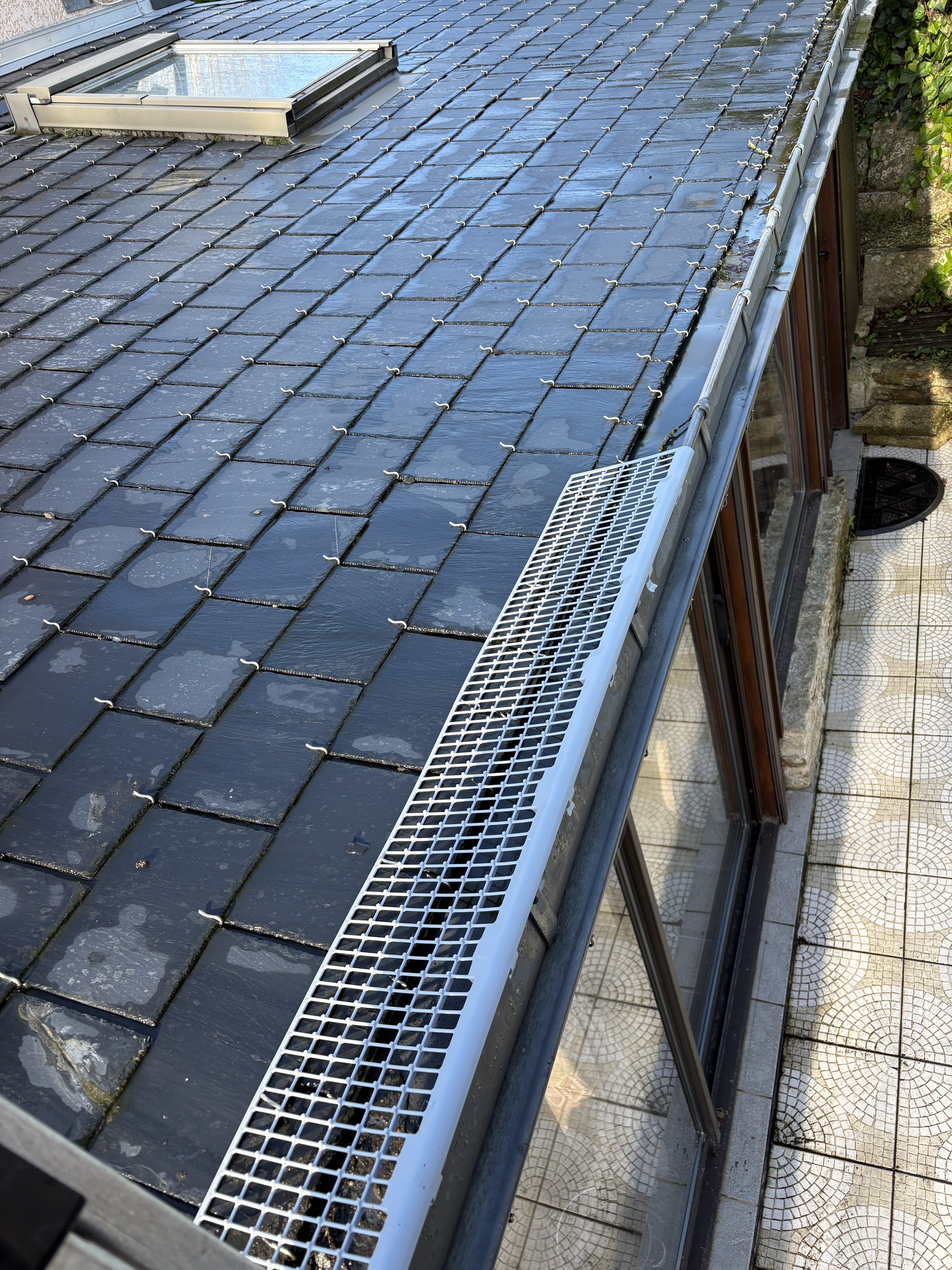 Gouttière zinc neuve avec grille de protection à Quimper